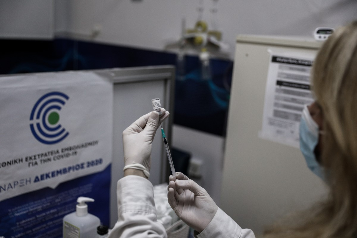 Μετάλλαξη «Όμικρον»: Νέα έρευνα δείχνει ότι παρακάμπτει την ανοσία των εμβολίων
