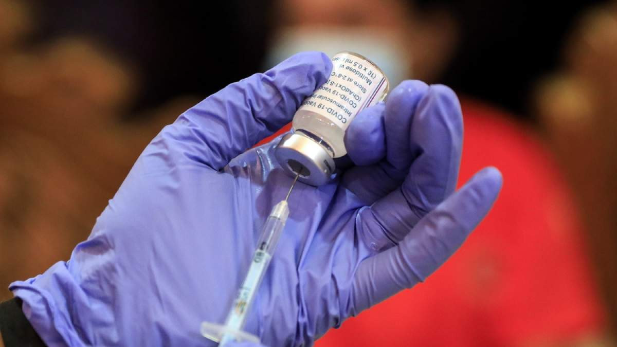 Δημιουργός εμβολίου AstraZeneca: «Δεν είναι βιώσιμο να εμβολιάζουμε τον πλανήτη κάθε 6 μήνες»