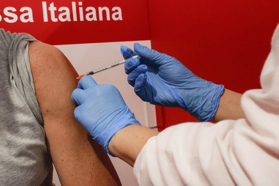 Ιταλία: Υποχρεωτικός ο εμβολιασμός όλων των πολιτών άνω των 50 ετών