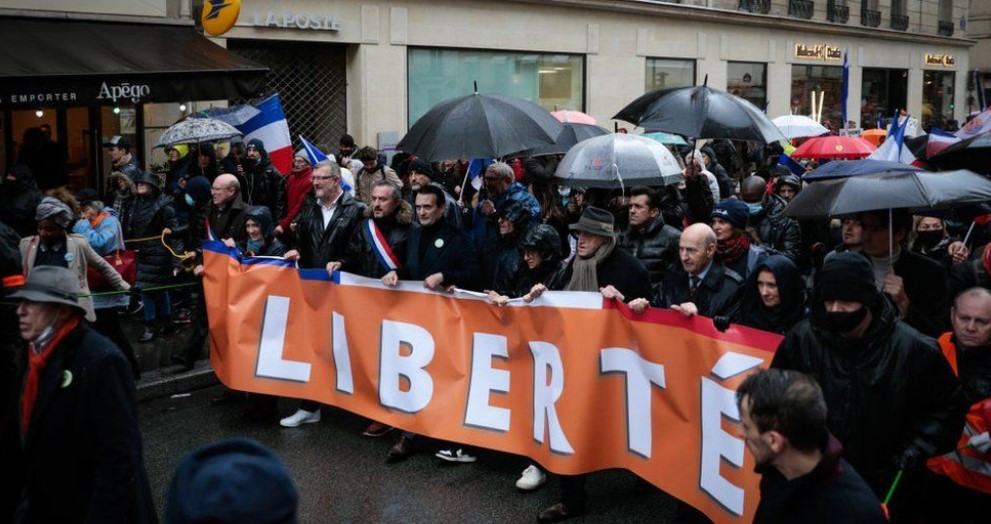 Πάνω από 105.000 Γάλλοι στους δρόμους εναντίον του Μακρόν και των πολιτικών του για την πανδημία