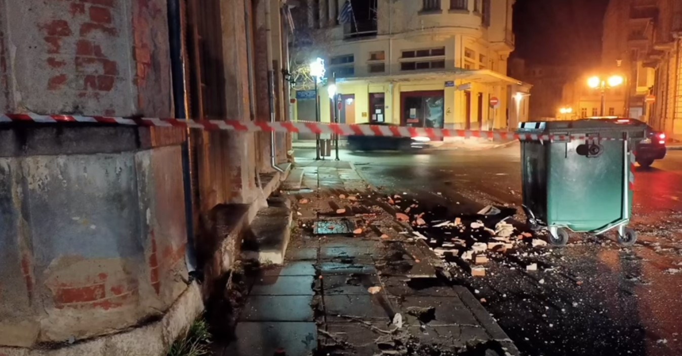 Φλώρινα: Ισχυροί μετασεισμοί μετά τα 5,3 Ρίχτερ – Στις πλατείες ξημέρωσαν οι κάτοικοι [Βίντεο + Φωτό]