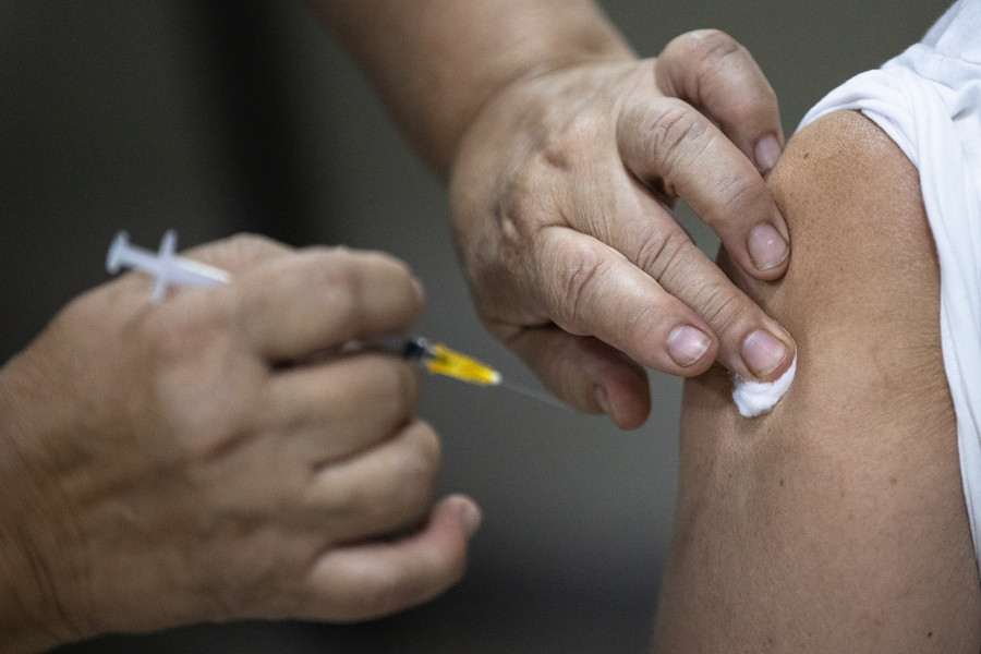 ΠΟΥ: Δεν γνωρίζουμε ακόμη αν απαιτείται νέο εμβόλιο ειδικά για την μετάλλαξη Όμικρον