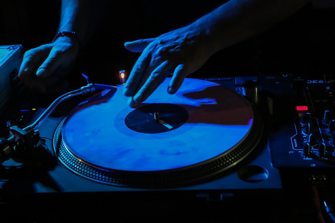 Με κυβερνητική απόφαση εκατοντάδες DJs εκτός δουλειάς, χωρίς επίδομα