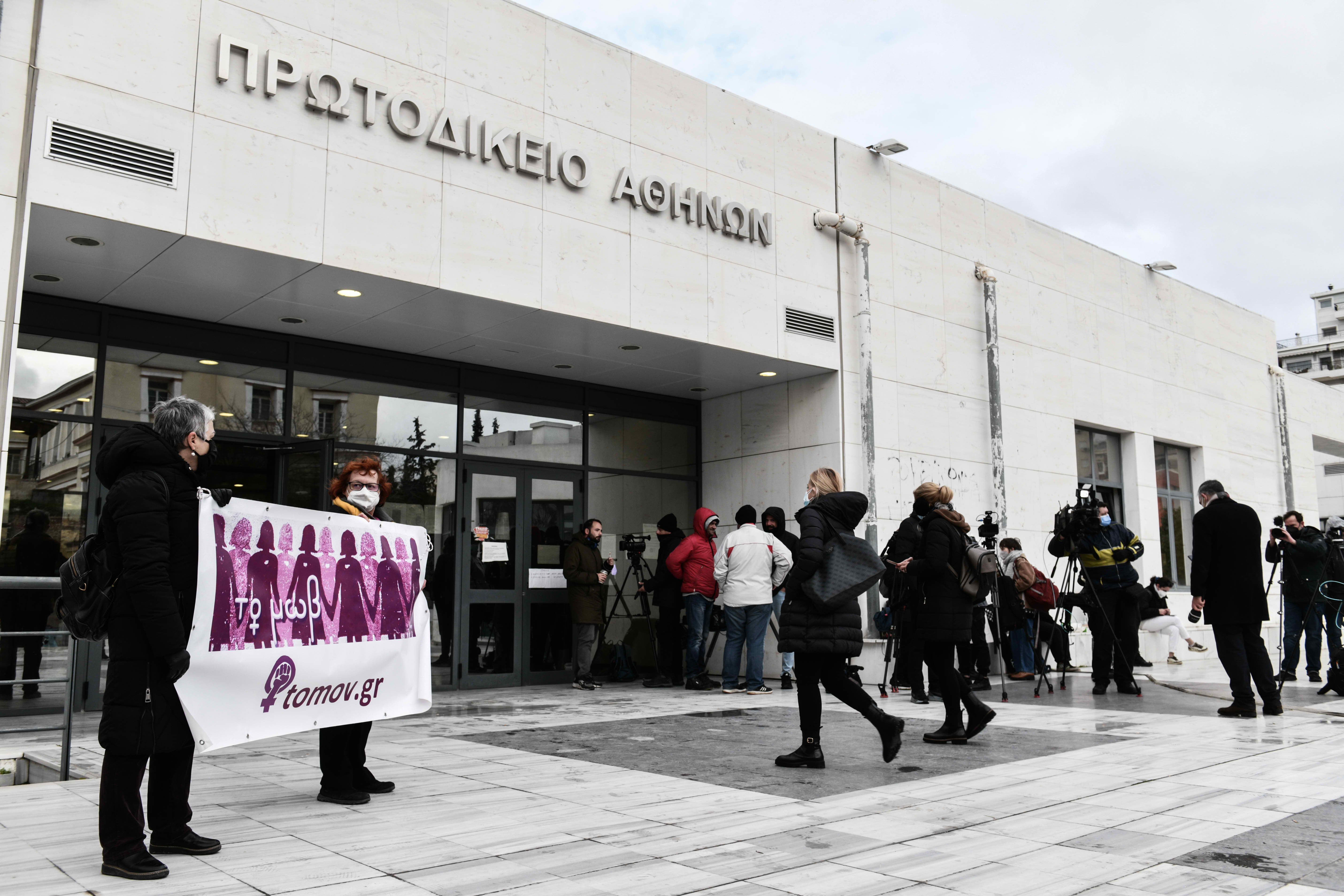 Ξεκίνησε η πρώτη δίκη του ελληνικού MeToo – Μάρτυρας η Σοφία Μπεκατώρου (Βίντεο