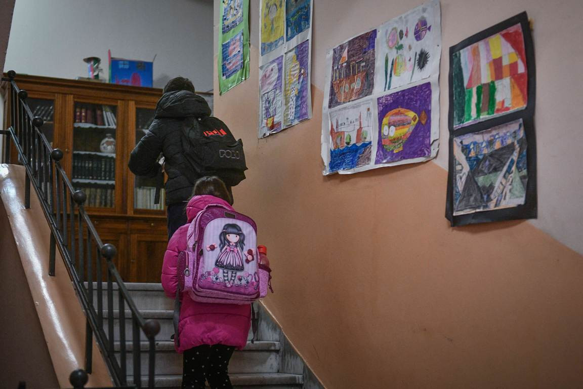 Καταγγελία στο Αίγιο: Καταδικασμένος για παιδοφιλία φέρεται να μπαινοβγαίνει σε δημοτικό σχολείο – Απάντηση διευθυντή