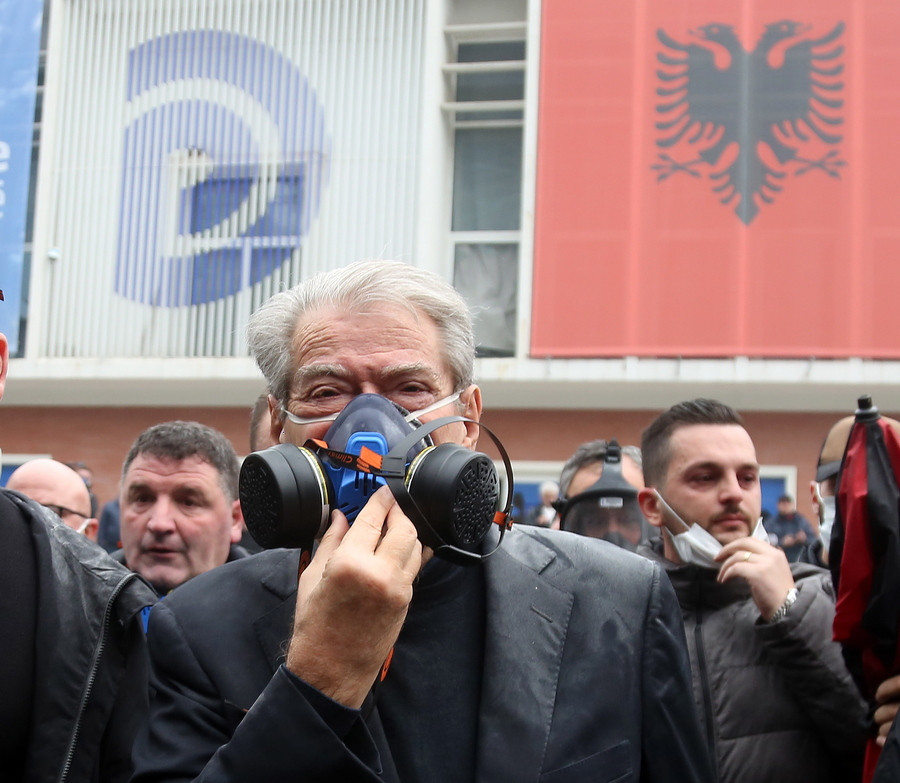 Αλβανία: Το Δημοκρατικό Κόμμα διέγραψε τον Σαλί Μπερίσα – Συγκρούσεις και στον δρόμο