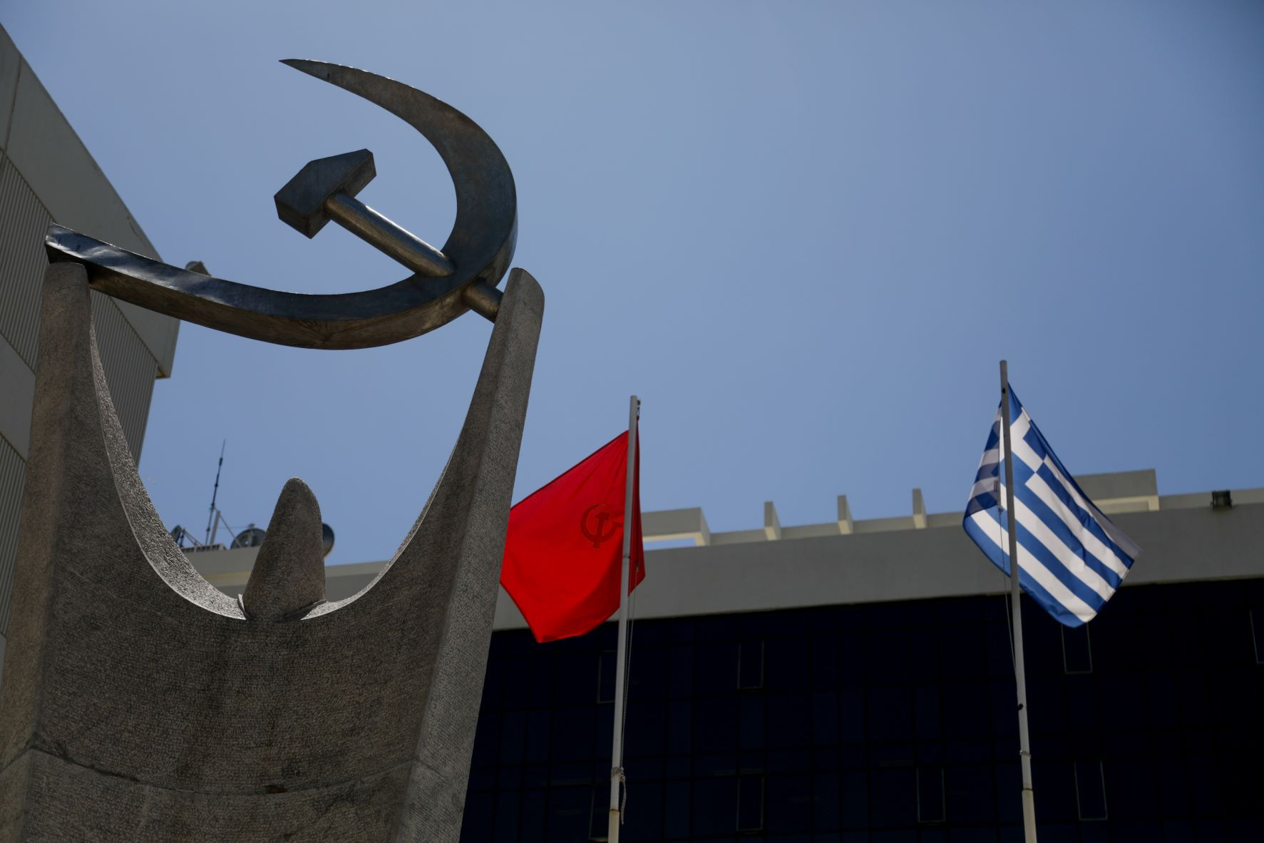 Βανδαλισμό γραφείων του με αγκυλωτό σταυρό στη Θεσσαλονίκη καταγγέλλει το ΚΚΕ