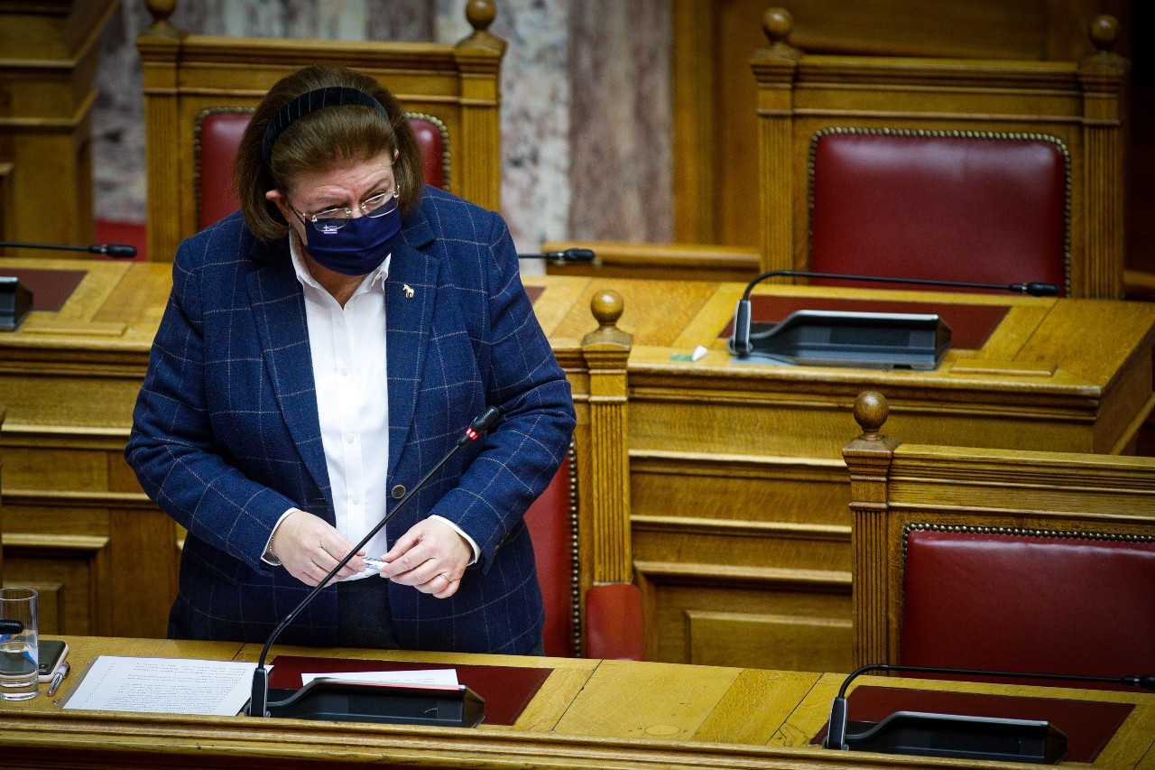 Βουλή: Η Λ. Μενδώνη απέφυγε να απαντήσει για τη διακοπή της παράστασης του Ζαραλίκου