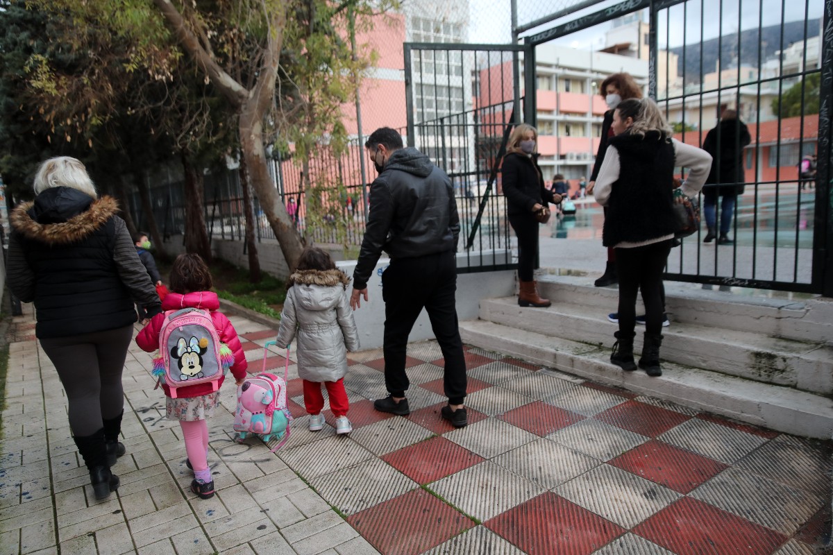 Μισές αποδοχές για ειδική άδεια και ροκάνισμα κανονικής: «Τελικά οι γονείς φταίνε αν νοσήσουν τα παιδιά από κορονοϊό»