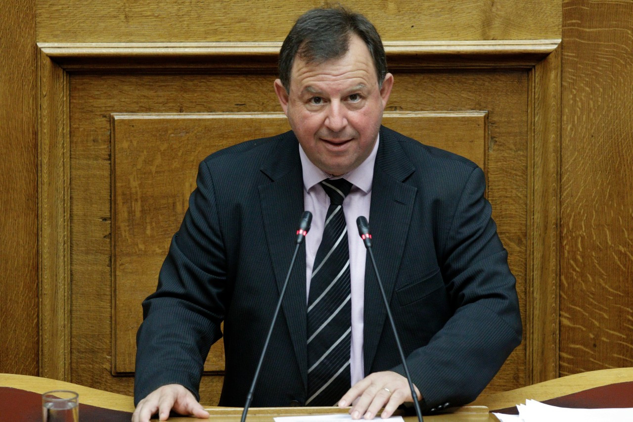 Βουλευτής ΝΔ: «Δίκαιο» και «σωστό» το κόψιμο του 50% των αποδοχών