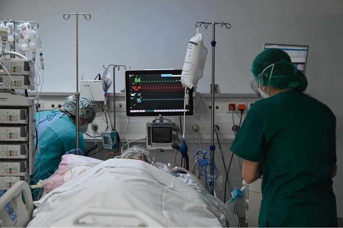 Κορονοϊός: 122 ασθενείς εκτός ΜΕΘ σε πρόχειρους αναπνευστήρες
