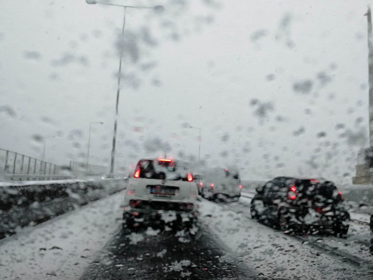 Μπλοκαρισμένοι όλοι οι δρόμοι της Αττικής λόγω της χιονόπτωσης