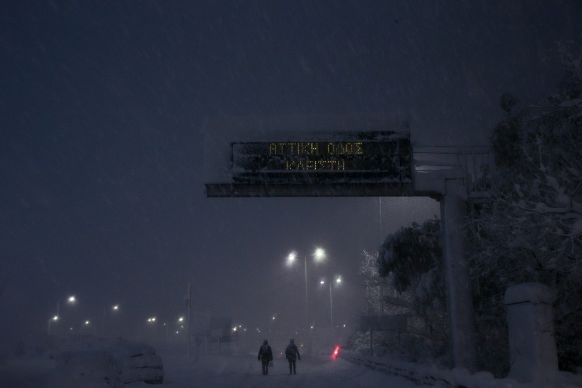 Στο έλεος του χιονιά χιλιάδες οδηγοί στην Αττική οδό – Οργή και απόγνωση