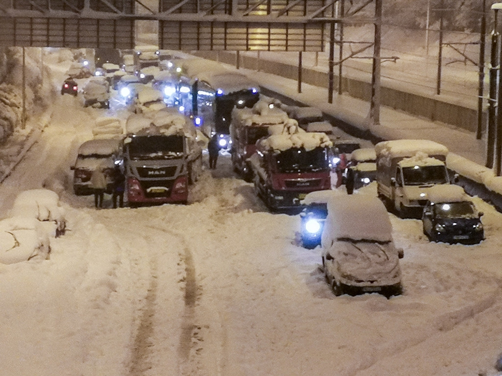 Αττική Οδός: Πάνω από 20 ώρες εγκλωβισμένοι οδηγοί στα χιόνια και στο κρύο