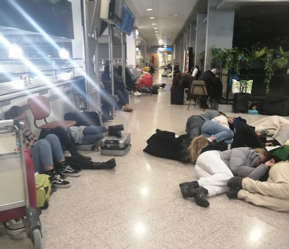 Εγκλωβισμένοι για 24 ώρες στο αεροδρόμιο «Ελ. Βενιζέλος»: Τους έδωσαν ένα κουπόνι των 10 ευρώ χωρίς καμία άλλη φροντίδα