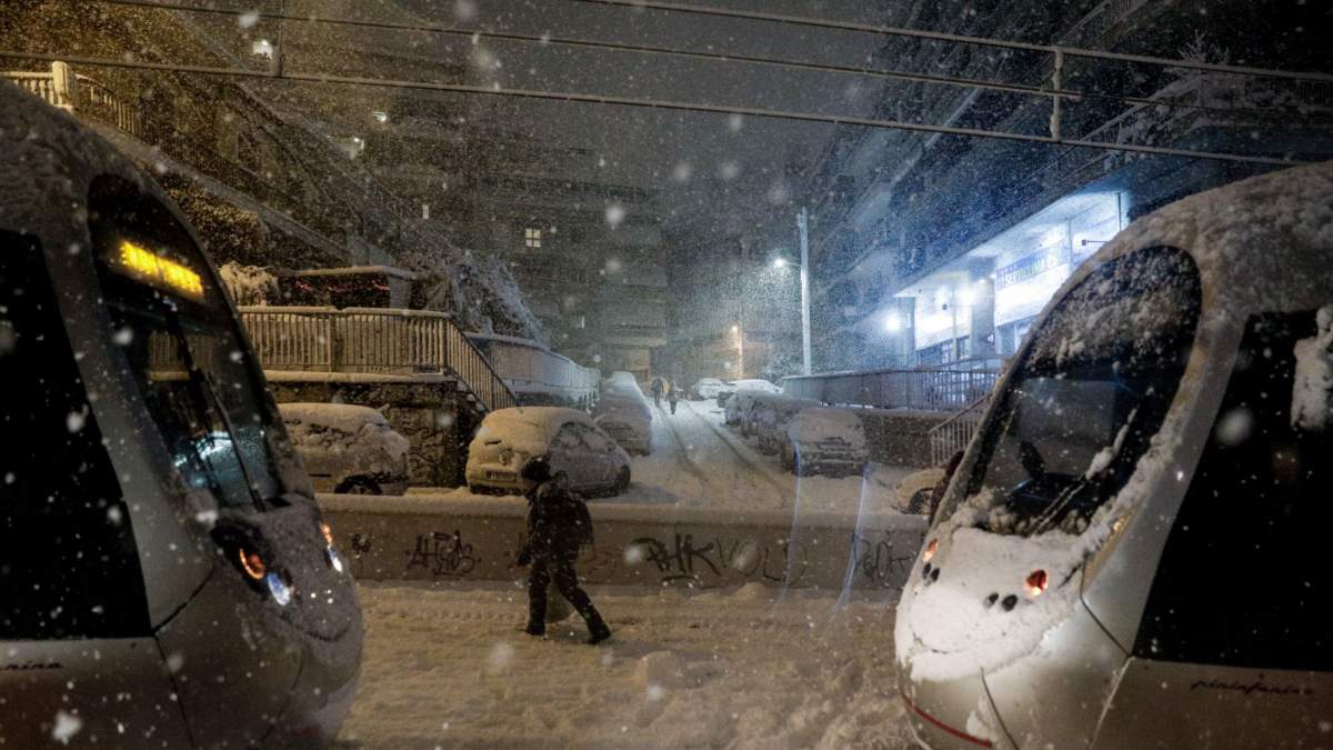 Μαύρη είναι η νύχτα στα βουνά, στους κάμπους…