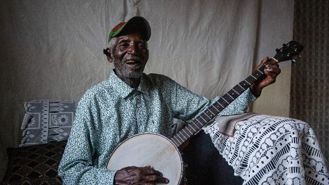 Αυτός είναι ο 92χρονος τραγουδιστής του viral τραγουδιού του TikTok