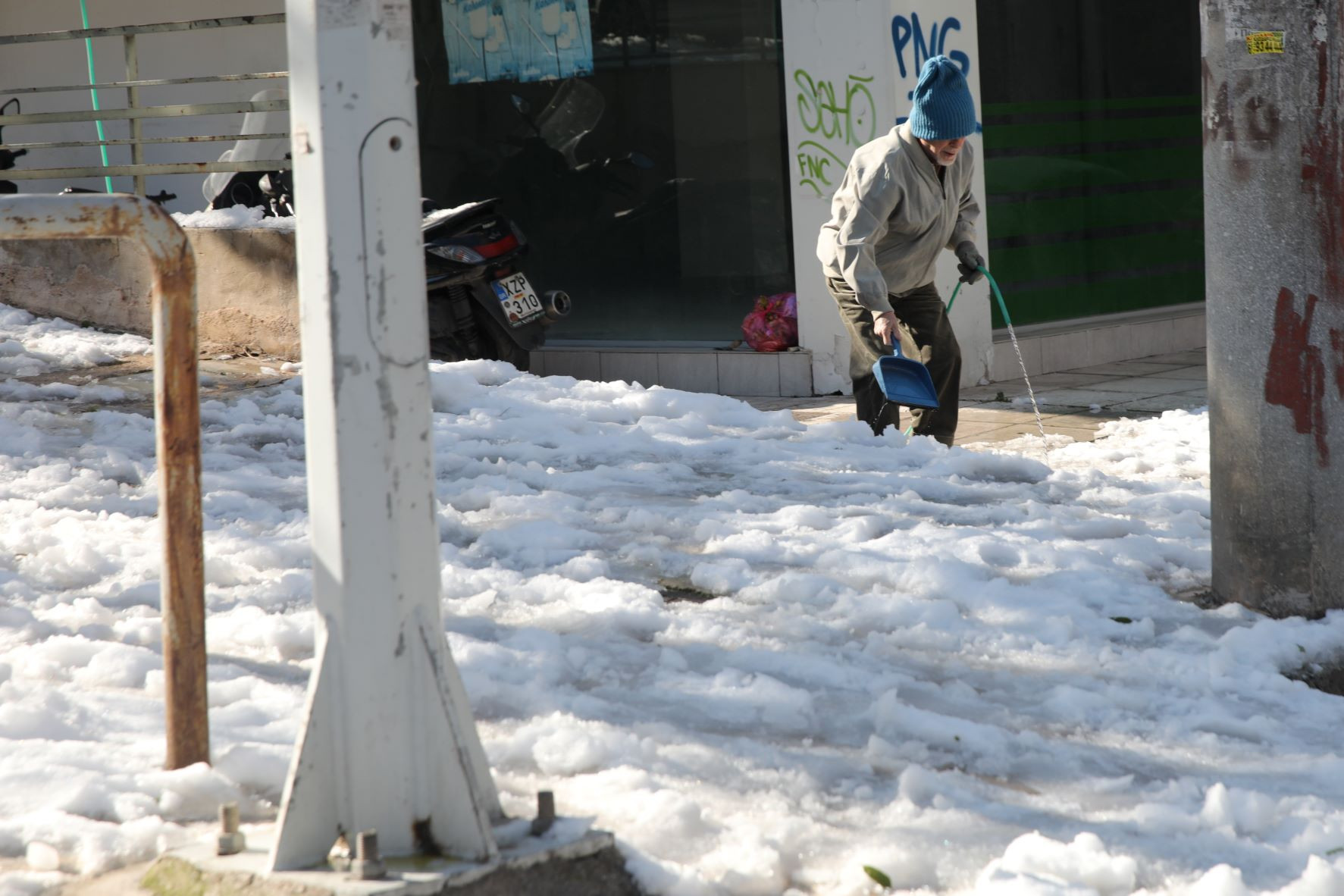Δραματική έκκληση ηλικιωμένης στο Ντράφι Αττικής: Είμαστε αποκλεισμένοι και χωρίς ρεύμα για 16 ώρες, πότε θα μας βοηθήσουν;