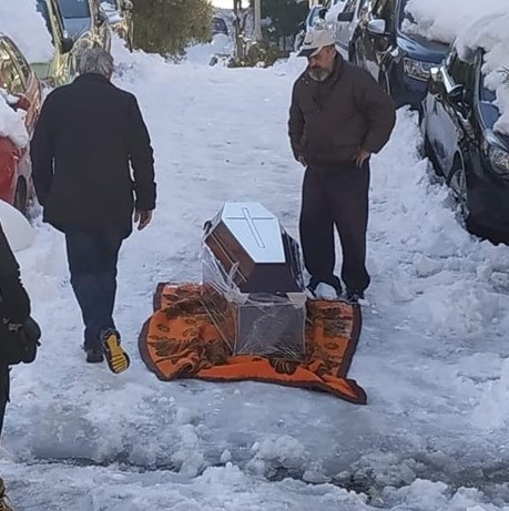 Τραγικό στιγμιότυπο στου Ζωγράφου: Σέρνουν τον νεκρό με κουβέρτα στα χιόνια