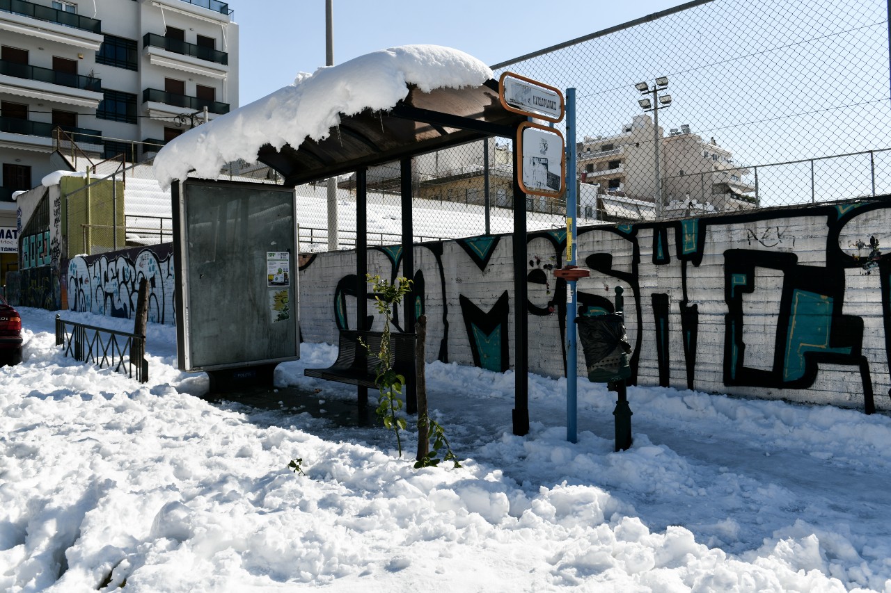 Περίπου 1.000 νοικοκυριά χωρίς ρεύμα για τέταρτη ημέρα – Πάγοι στους δρόμους της Αθήνας