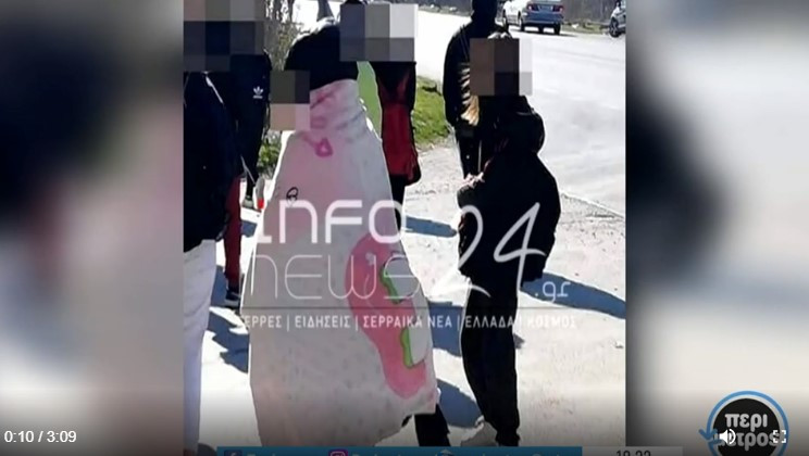 Σέρρες: Μαθητές πήγαν στο σχολείο με κουβέρτες για να προφυλαχθούν από το κρύο