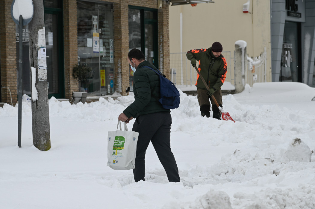Σοβαρά προβλήματα από το χιόνι σε περιοχές της Αττικής για πέμπτη μέρα – Βάζουν ρεφενέ χρήματα για να καθαριστούν οι δρόμοι [Βίντεο]