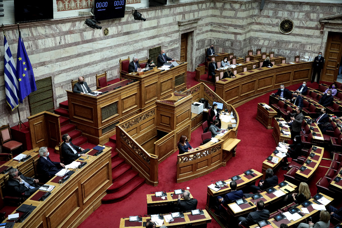 Σύγκρουση Τσίπρα – Μητσοτάκη στη Βουλή: Το παρασκήνιο και τα αναπάντητα ερωτήματα για το επιτελικό φιάσκο