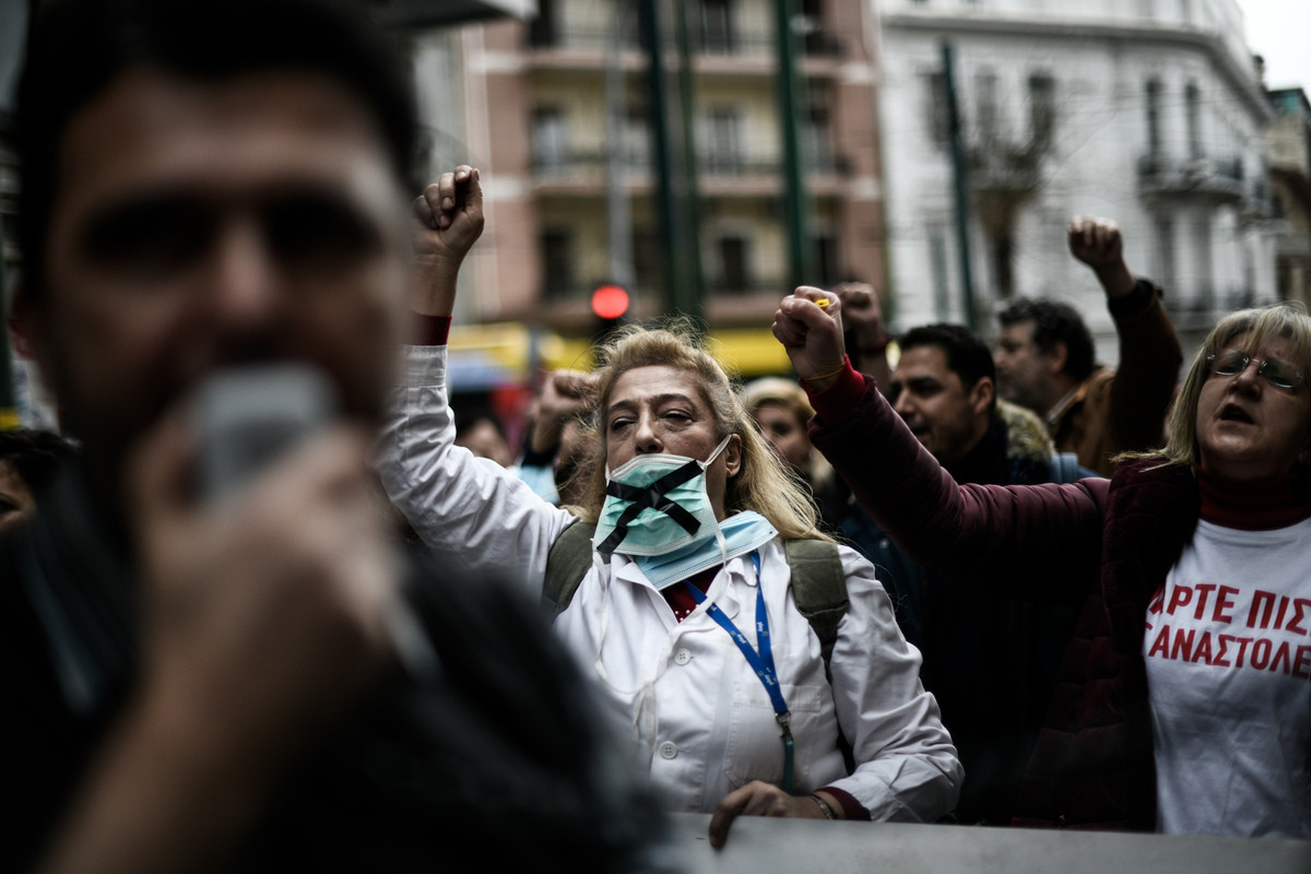 Συγκέντρωση διαμαρτυρίας και πορεία προς το υπουργείο Υγείας πραγματοποίησαν υγειονομικοί