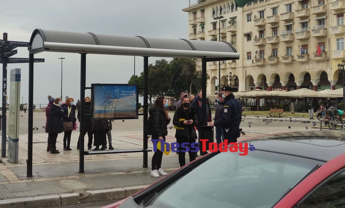 Θεσσαλονίκη: Άδειασαν στάση λεωφορείου για να περάσει ο Κυριάκος Μητσοτάκης