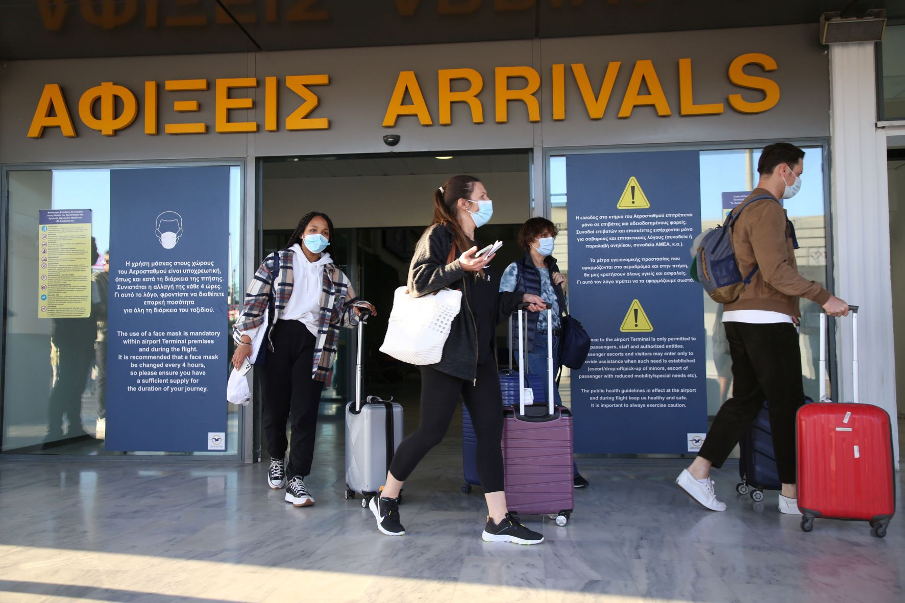 Οι προϋποθέσεις εισόδου στην Ελλάδα – Τι ισχύει από αύριο για τους ταξιδιώτες