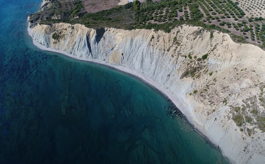 Μεσσηνία: Οι άγνωστες, κατακόρυφες ακτές με τη μεγάλη παραλία που κόβουν την ανάσα [ΒΙΝΤΕΟ]