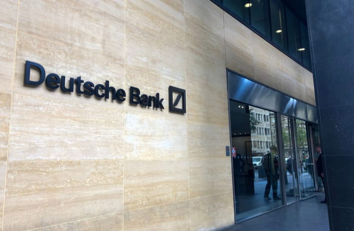 Deutsche Bank: Προσοχή στα ελληνικά ομόλογα, η ΕΚΤ οπισθοχωρεί