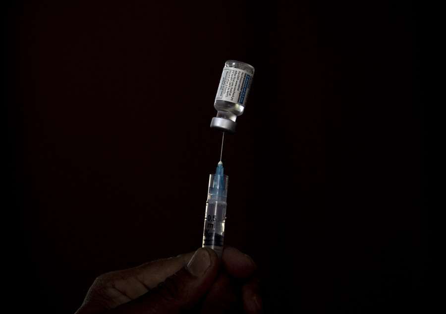 New York Times: Αναστέλλει την παραγωγή του εμβολίου κατά του κοροναϊού η Johnson