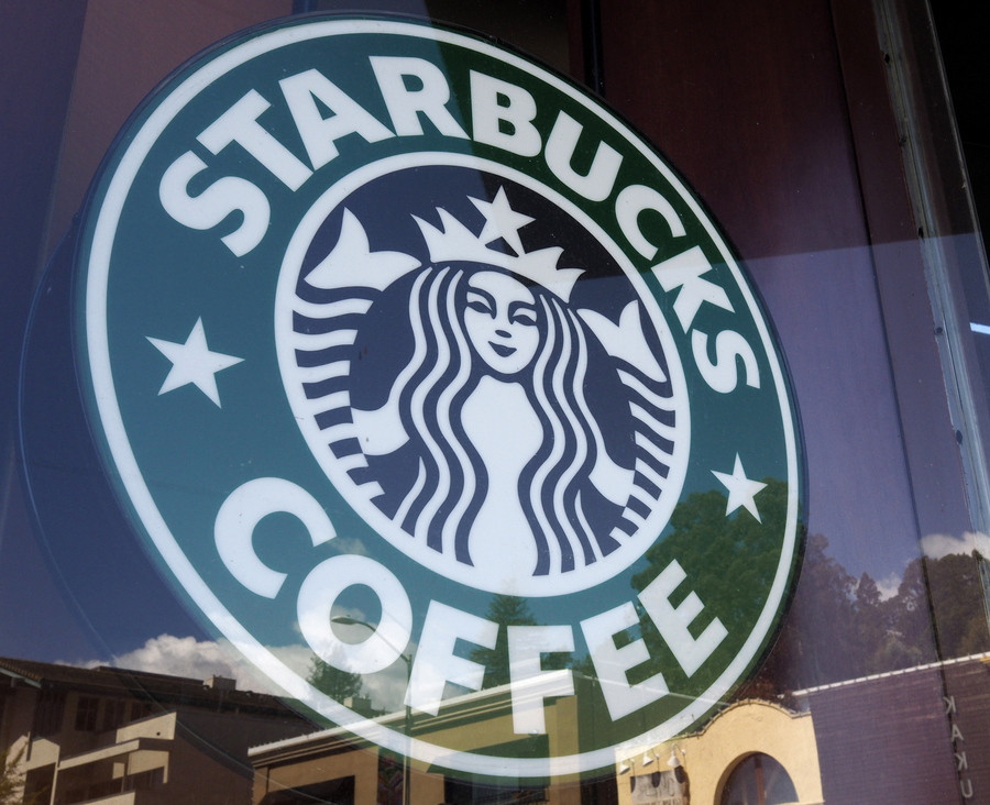 Starbucks: «Θες σωματείο; Απολύεσαι»