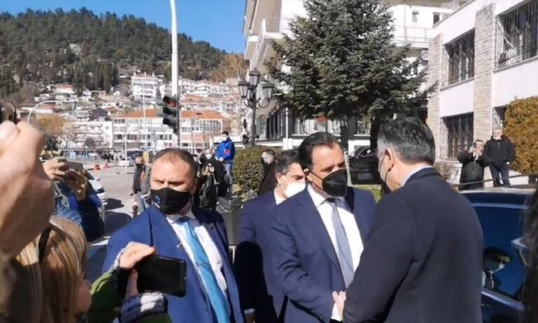 Υποδοχή με έντονες αποδοκιμασίες για τον Άδωνι Γεωργιάδη στην Καστοριά – Τι απάντησε ο υπουργός [Βίντεο]