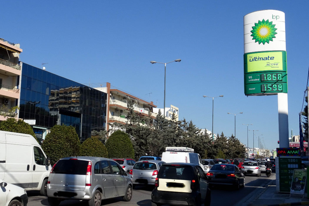 Εκτός ελέγχου η «έκρηξη» τιμών στην βενζίνη: Στην πρώτη οκτάδα με την ακριβότερη αμόλυβδη παγκοσμίως η Ελλάδα