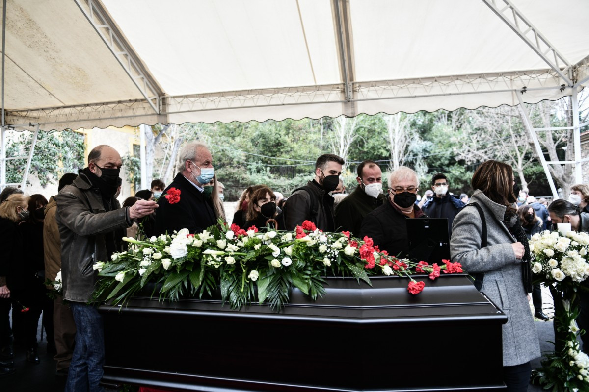 Κηδεία Μίμη Δαρειώτη: Κόκκινα γαρύφαλλα και επικήδειος από τον Αλέξη Τσίπρα