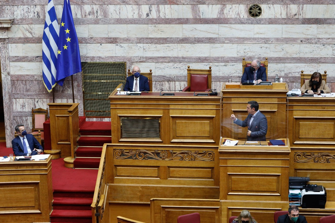 Σύγκρουση Τσίπρα – Μητσοτάκη στη Βουλή και το νέο κάλεσμα για debate