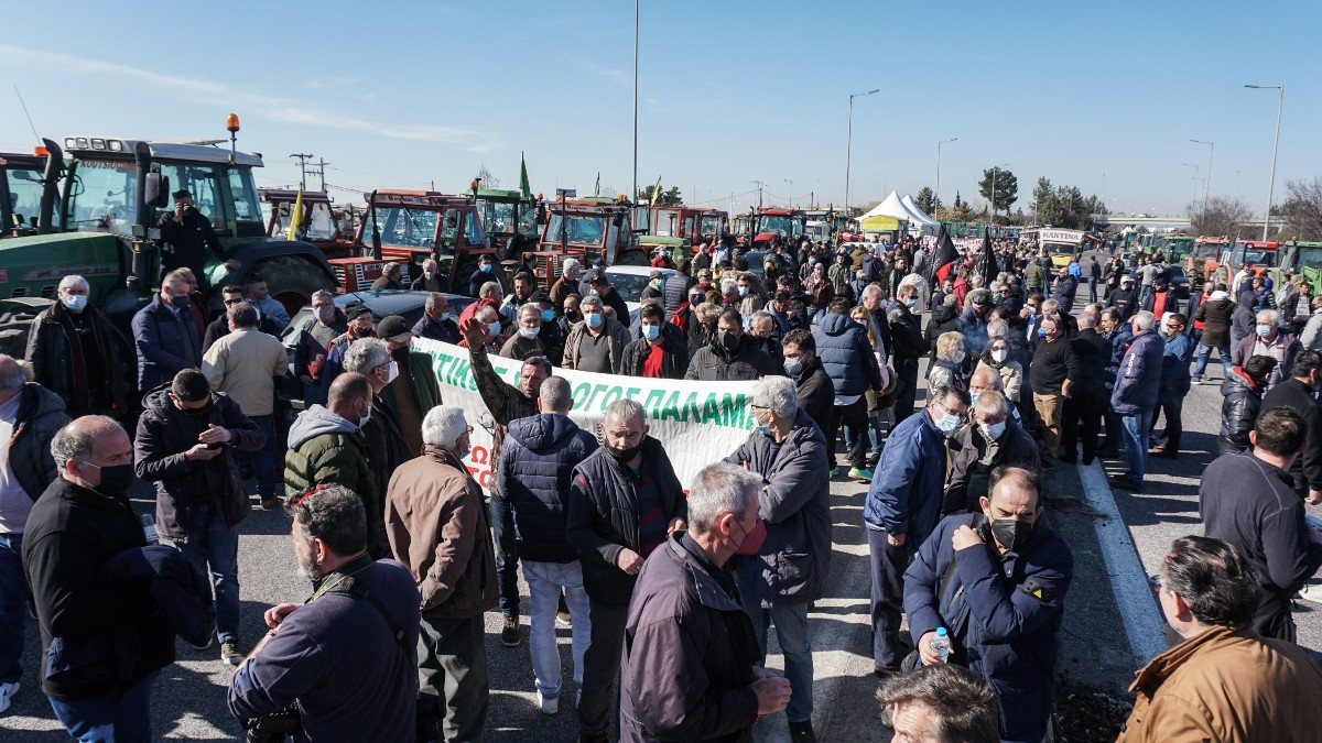 Μπλόκα αγροτών: Συναντήσεις με πολιτικούς αρχηγούς και πιθανή μετακίνηση στην Αθήνα για κινητοποιήσεις