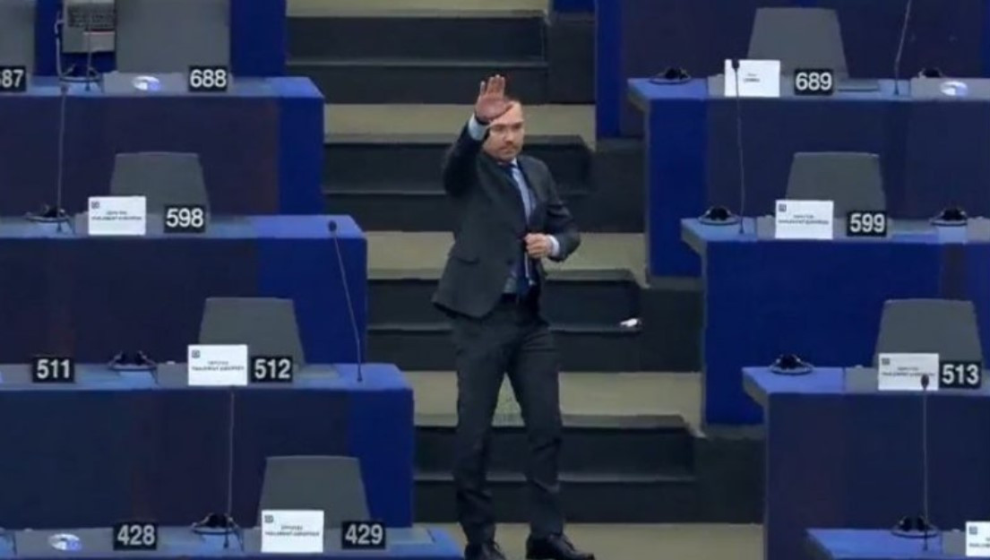 Βούλγαρος ευρωβουλευτής χαιρέτισε ναζιστικά μέσα στο ευρωκοινοβούλιο
