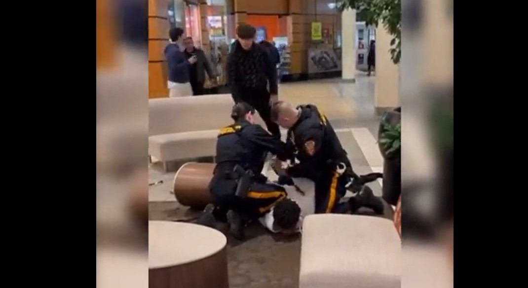 ΗΠΑ: Αστυνομικοί περνούν χειροπέδες σε Αφροαμερικανό έφηβο μετά από καβγά του με λευκό συνομήλικό του [Βίντεο]