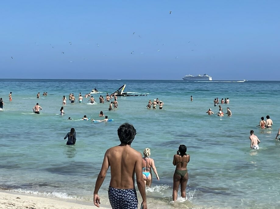 Μαϊάμι: Ελικόπτερο πέφτει σε παραλία, δίπλα σε λουόμενους [Βίντεο]