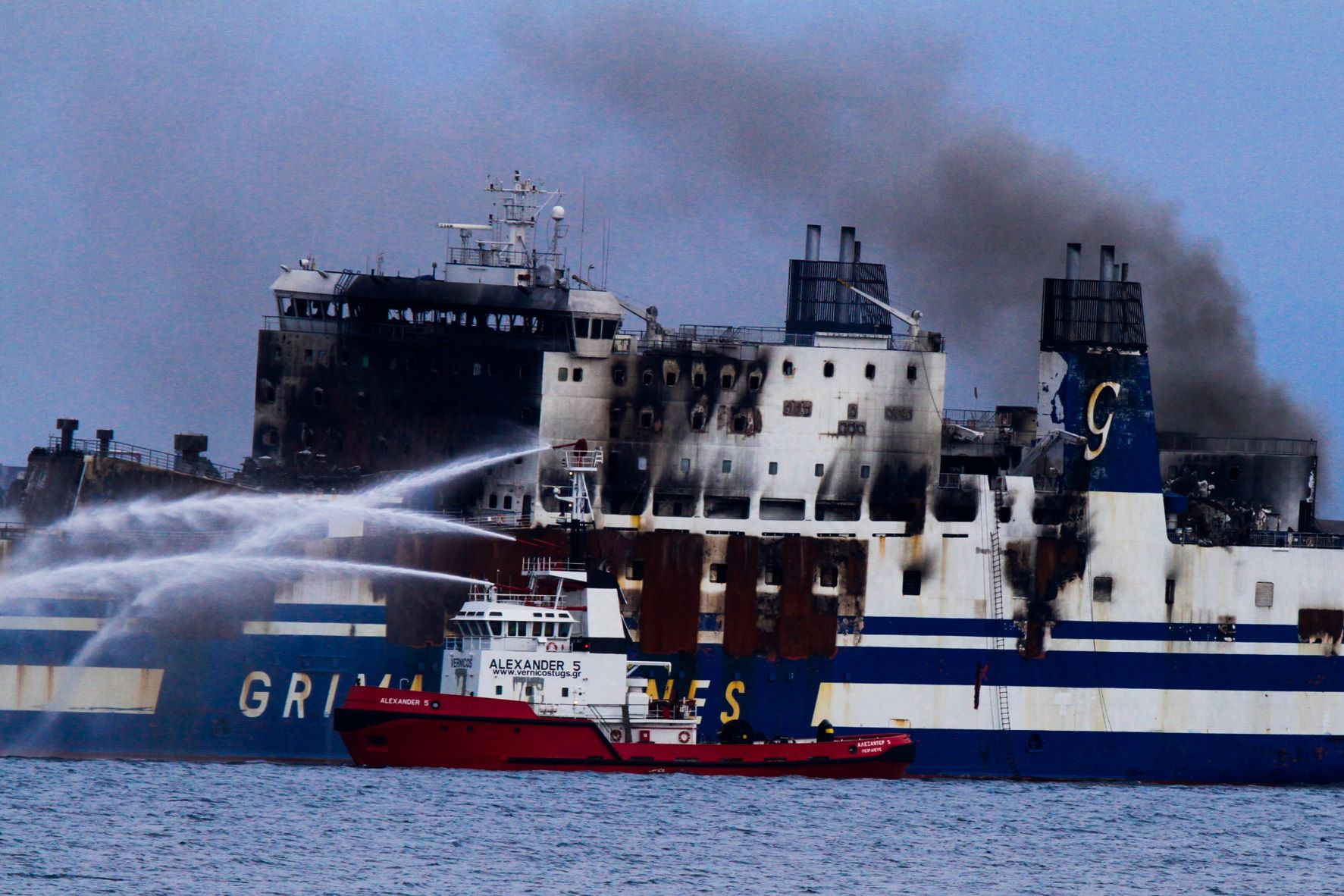 Euroferry Olympia: Στον Αστακό ρυμουλκείται το πλοίο – Αντιδράσεις από συγγενείς αγνοουμένων και καταγγελίες από οδηγούς