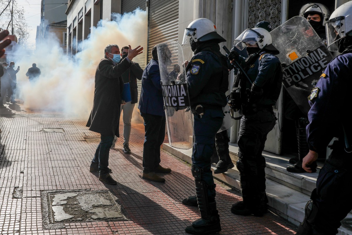 Συνδικαλιστές καταγγέλλουν σοβαρές επιπτώσεις στην υγεία τους μετά από επίθεση των ΜΑΤ με χημικά