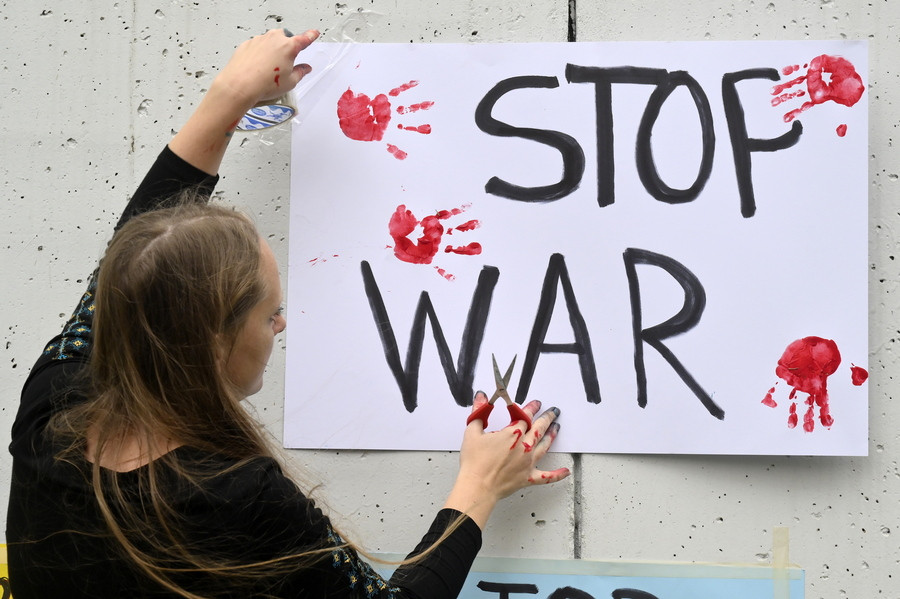 Stop the War: Το twitter διαλέγει πλευρά