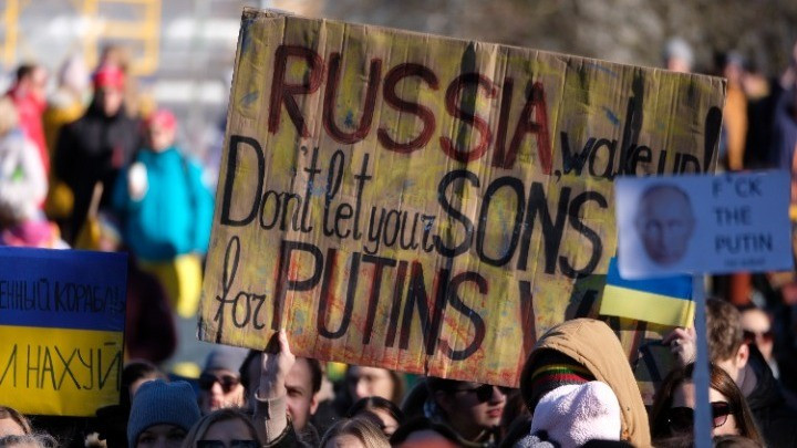 «Σταματήστε τον πόλεμο»: Διαδηλώσεις σε ευρωπαϊκές πόλεις για την ρωσική εισβολή στην Ουκρανία