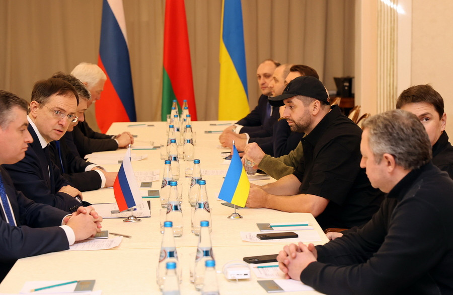 Διαπραγματεύσεις Ουκρανίας – Ρωσίας: Τα πρόσωπα των αντιπροσωπειών – Ποιος είναι ο άνδρας με το καπέλο