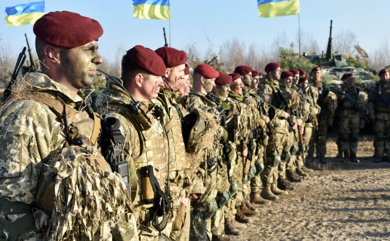 Αμερικανοί και Καναδοί ανταποκρίνονται στην έκκληση Ζελένσκι για να πάνε να πολεμήσουν στο πλευρό των Ουκρανών
