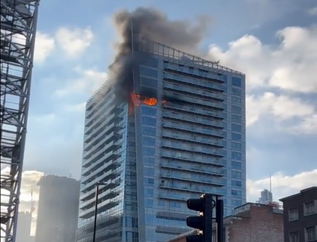 Μεγάλη πυρκαγιά σε πολυώροφο κτίριο στο ανατολικό Λονδίνο
