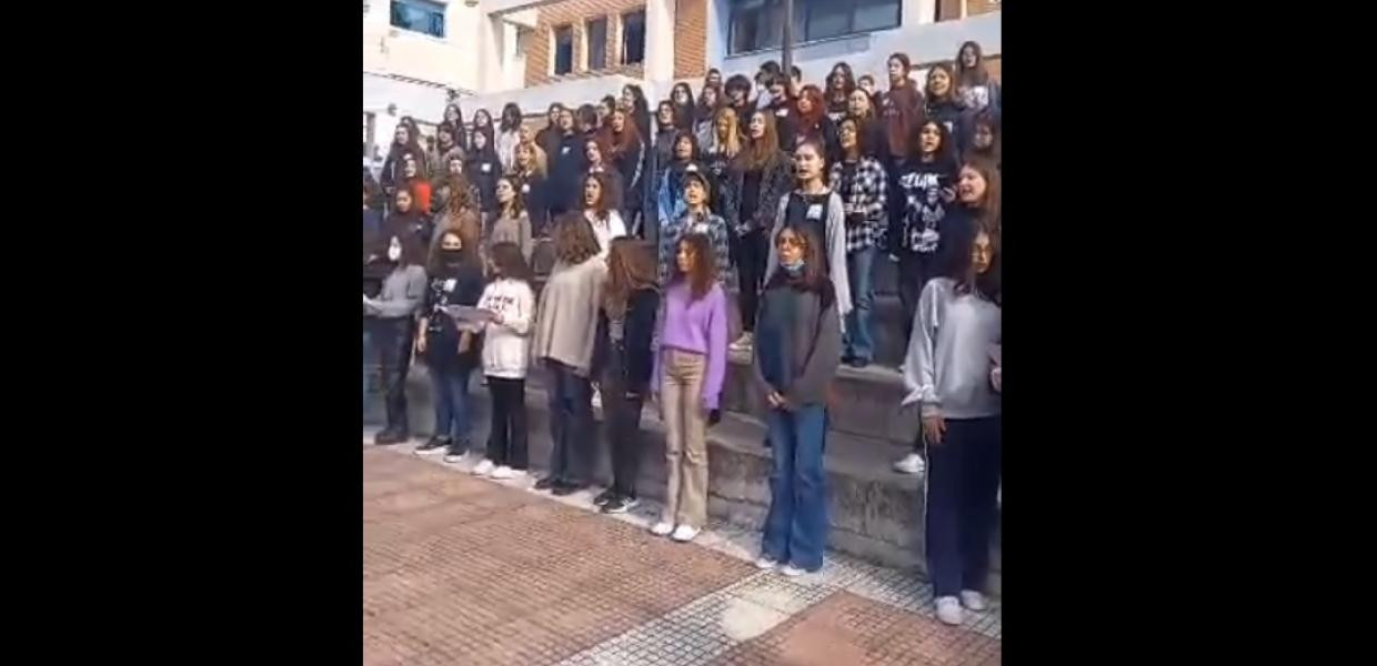 «Όλες απαντάμε, αν αγγίξεις μία»: Το συγκινητικό τραγούδι μαθητριών για τις γυναικοκτονίες